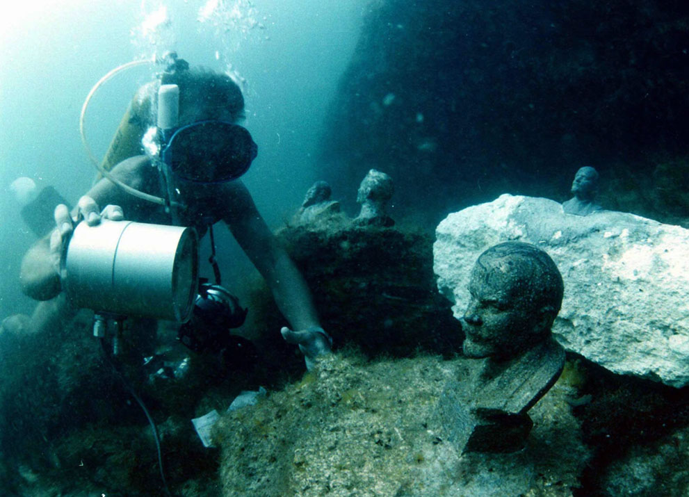 Бюст "вождя мирового пролетариата" есть даже на морском дне. Бюст Ленина на глубине 14 метров в Черном море на севере Крыма, 19 августа 1996 года. Фото из открытых источников "Яндекс.Картинки".