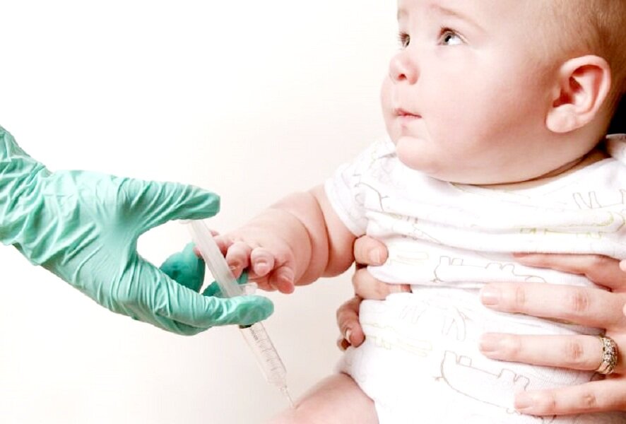 Прививка младенцу 
