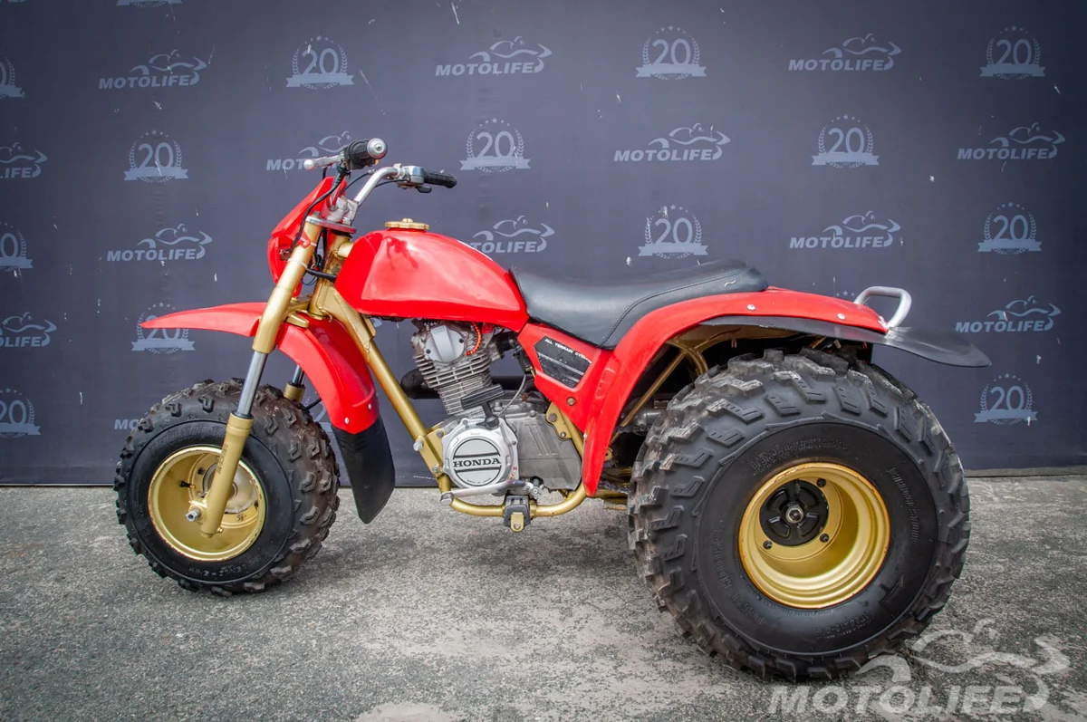 Похож на трактор? Правильно! В деревне ему место! Источник фото - https://auto.ru/atv/used/sale/honda/atc_200x/4088747-7fcd4a2d/