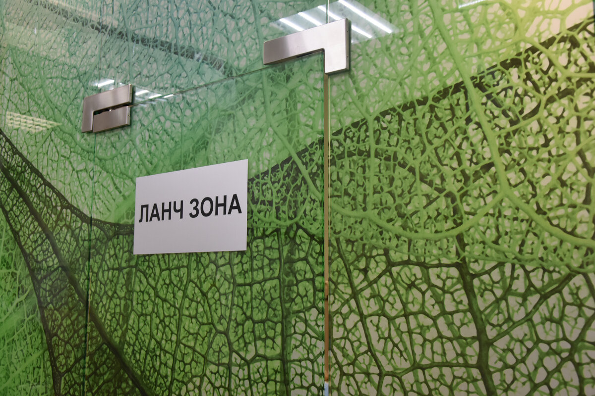 Тёплые зелёные тона  контрастируют на фоне офисной обстановки,  стеклянные перегородки препятствуют проникновению шума из обеденной зоны в рабочую.