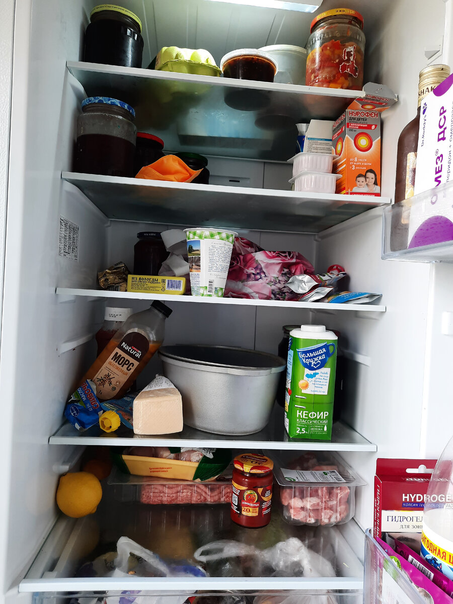 Кажется, что в холодильнике много всего, но, в основном, место занимает варенье. Оно там временно, похолодает, переедет на балкон. Внизу еще овощи, не влезли в кадр.