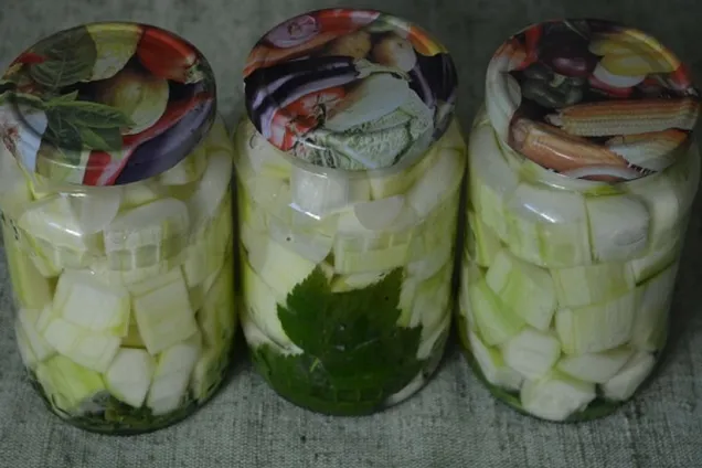 Маринованные кабачки с гвоздикой и чесноком 