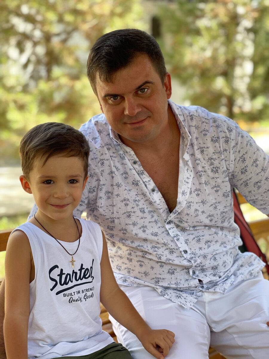 На фото мой супруг Александр и сын Артём. Наша личная история.