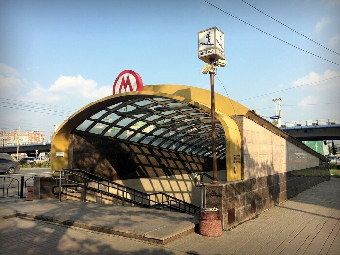 Тот, кто впервые попал в Омск и ничего не знает об этом городе, увидев вход в метро с соответствующим логотипом, буквой «М», наверняка захочет прокатиться в подземке.
