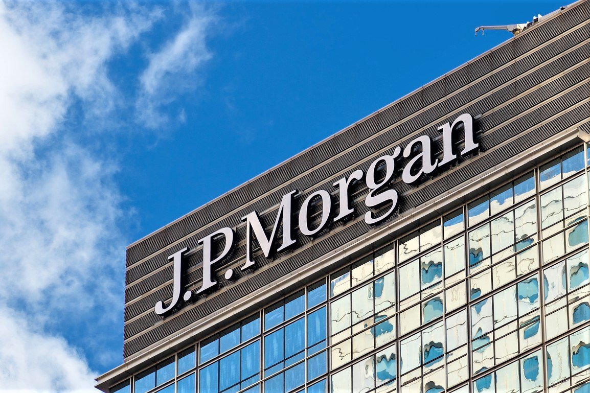 Банк JP Morgan сегодня открыл сезон корпоративной отчетности неоднозначными цифрами. С одной стороны, чистая прибыль выросла на 25% и оказалась лучше ожиданий рынка. Тем не менее, котировки банка в моменте падают на 2,6%.