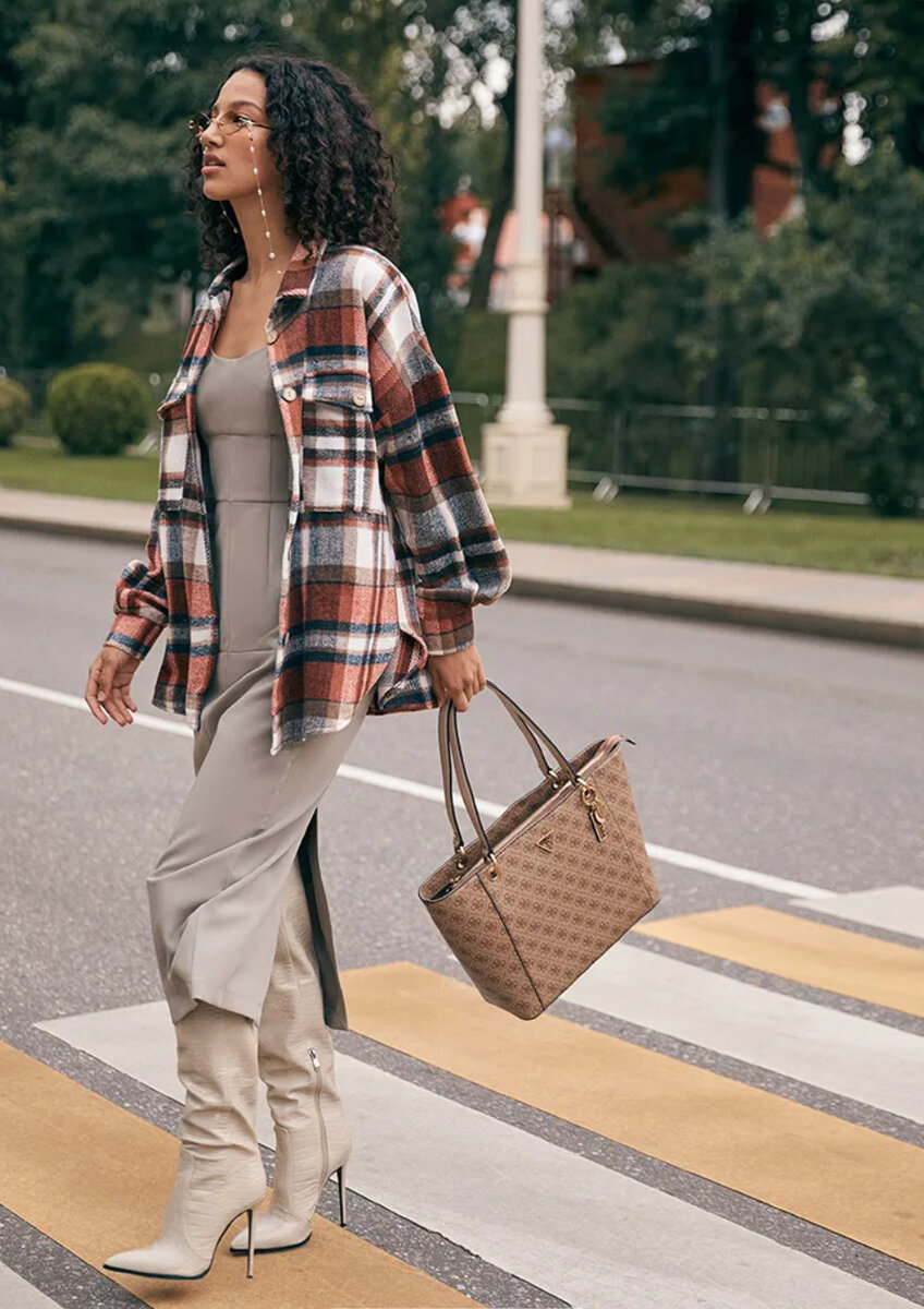 Подобного плана сумки удобны на каждый день. Не смогу сказать, что такая форма в тренде, но неплохо дополнит актуальный комплект. В случае, если весь образ устарел повысить «модный градус» не сможет 