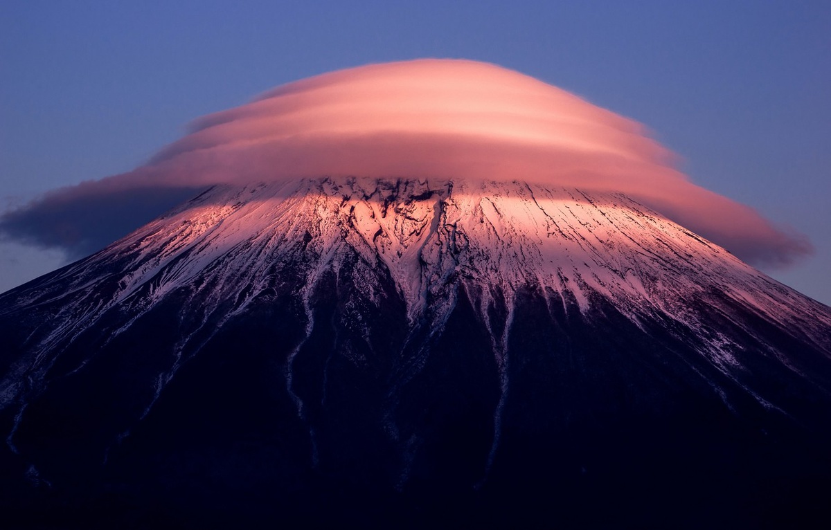 Фудзияма, накрытая облаками. 