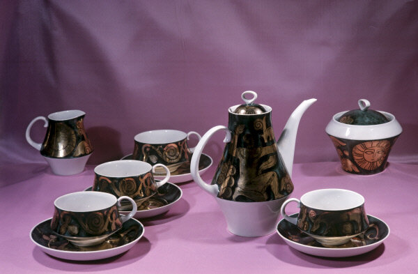 Отари Мухигули. Сервиз «Вардзия». 1972. Дулёво. РИА Новости. Фото № 546807. Источник: visualrian.ru