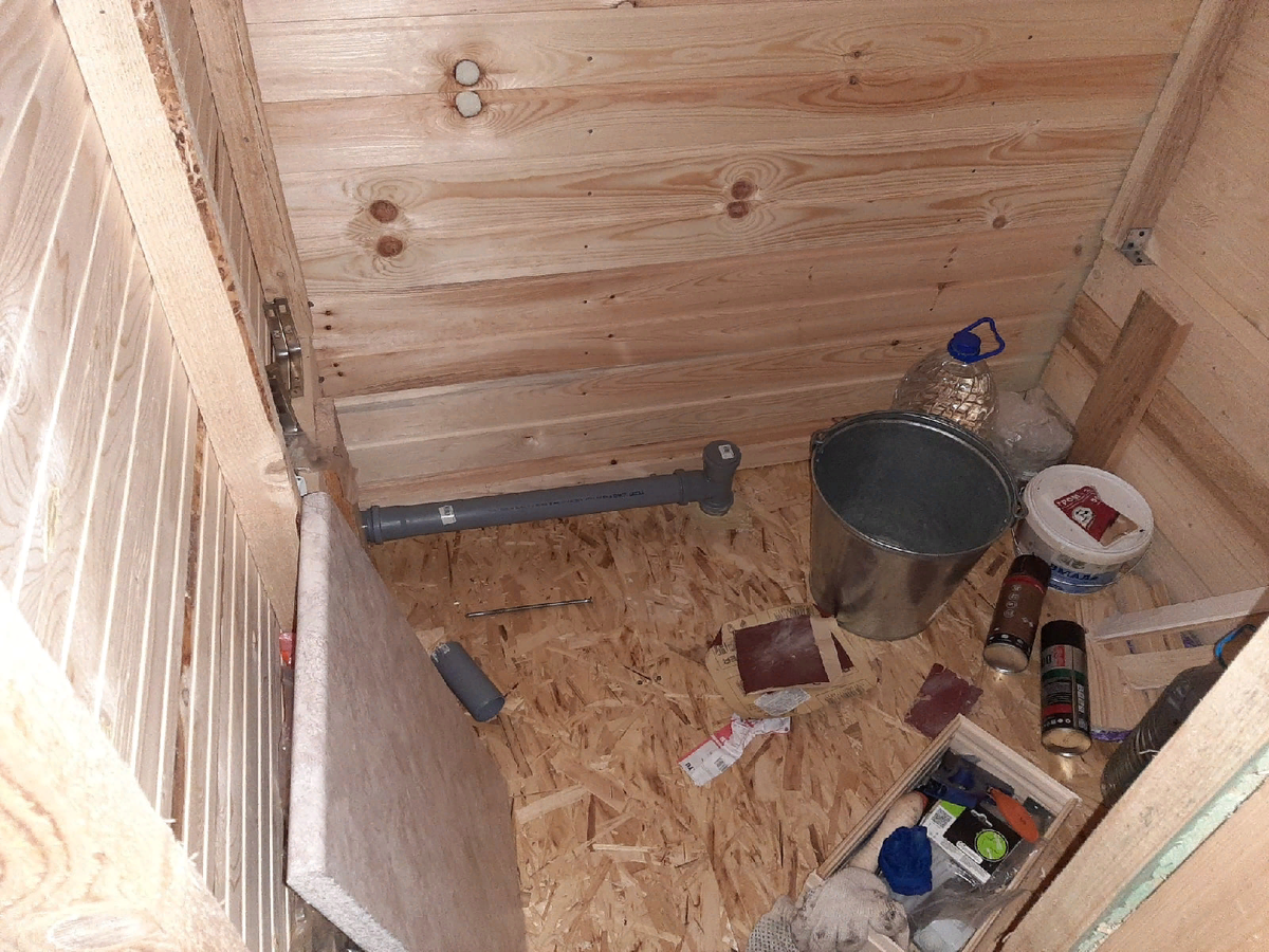 Труба в будущей душевой. Пока подключена только раковина - в стене слева. Сверху отверстие как раз под душ