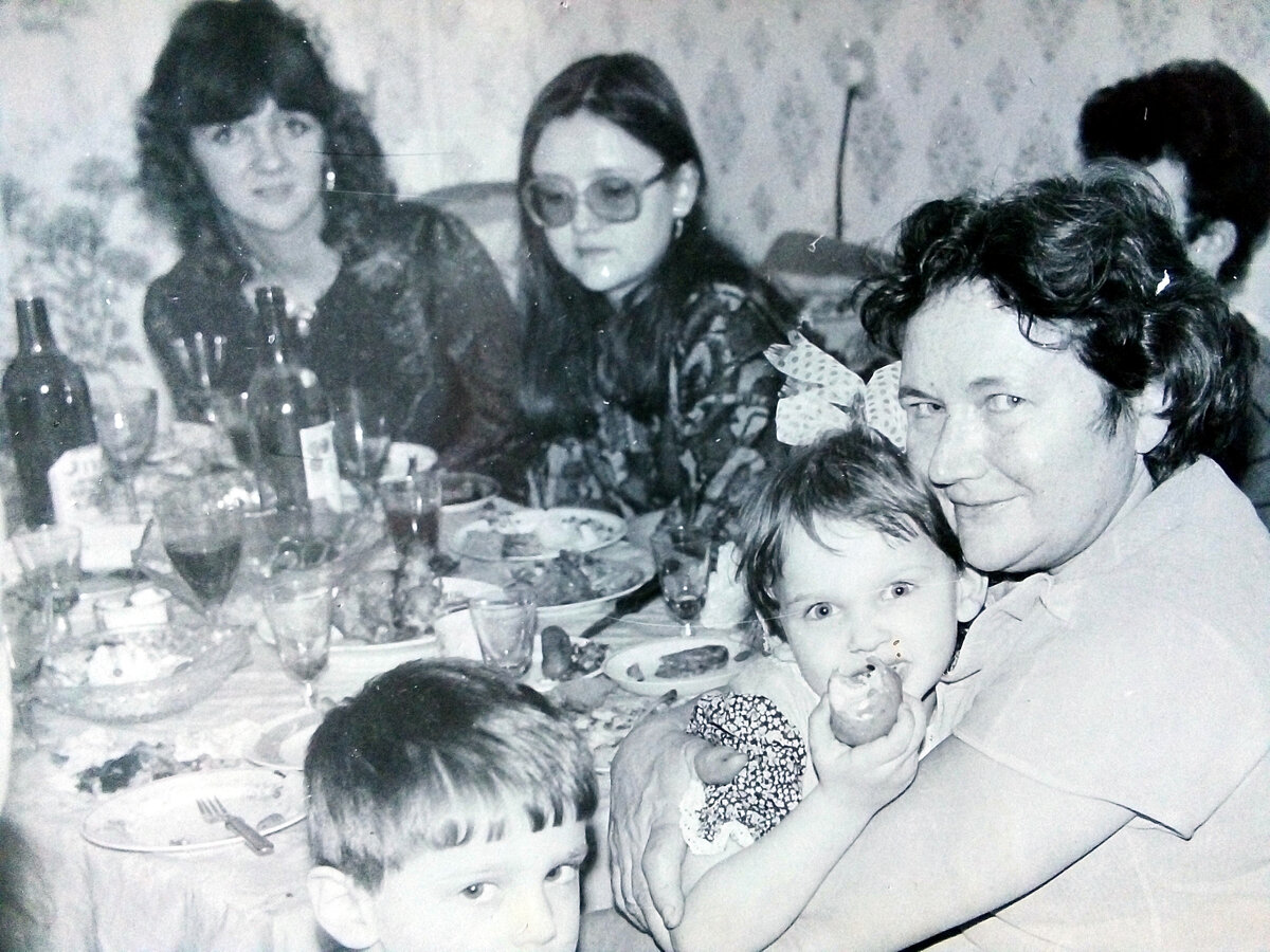 Мама, моя крестная, дядя, бабушка я и мой брат)1990 год) Обычные домашние посиделки выходного дня.  Личное фото автора. 