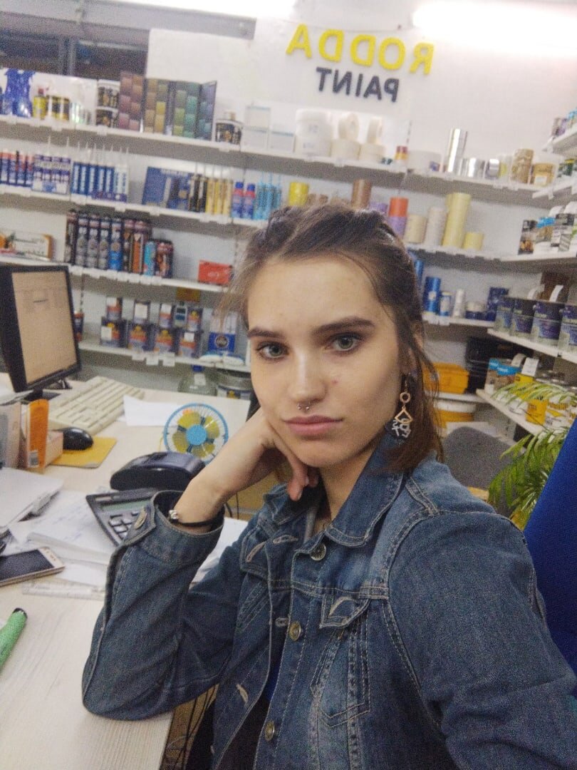 Автор на работе, окруженный стрессом