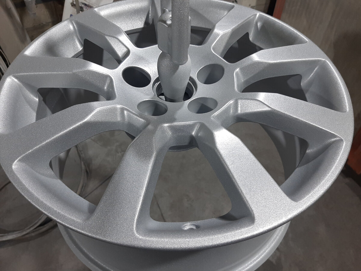 Момент когда распылили краску ,перед тем как поместить в печку 