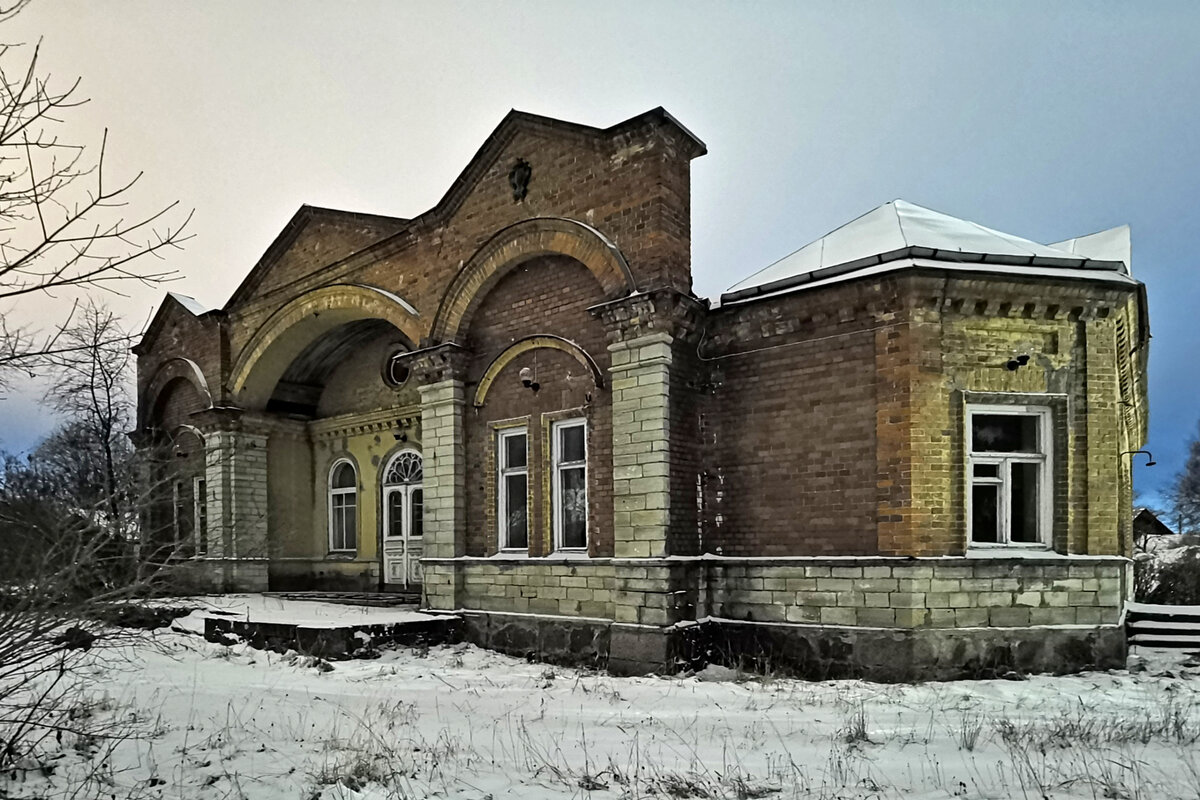 Углубился в заросли и нашёл там скульптуру, а также сделал фото  