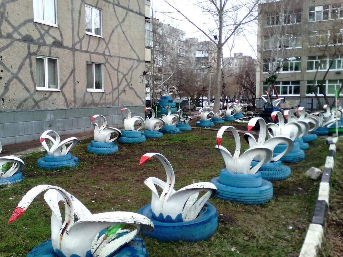 «Лебеди из бутылок и клумбы из шин» — самодельный дачный дизайн. Фото, удививших меня решений