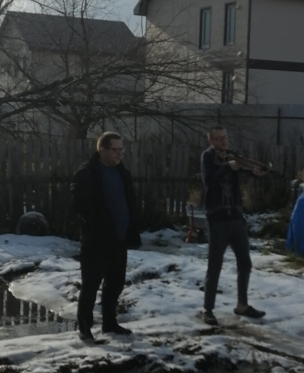 У старшего день рождения, опробуют подарок отчима пасынку-спортивный арбалет. ( старший сын называет Сергея братом, сами понимаете, разница в возрасте невелика) 