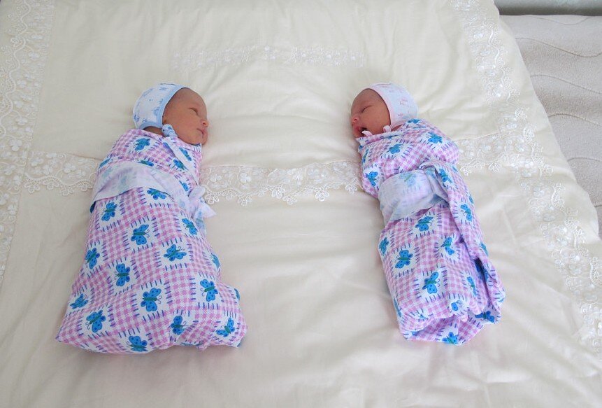 Мои двойняшки. Первый день дома. Фото автора.