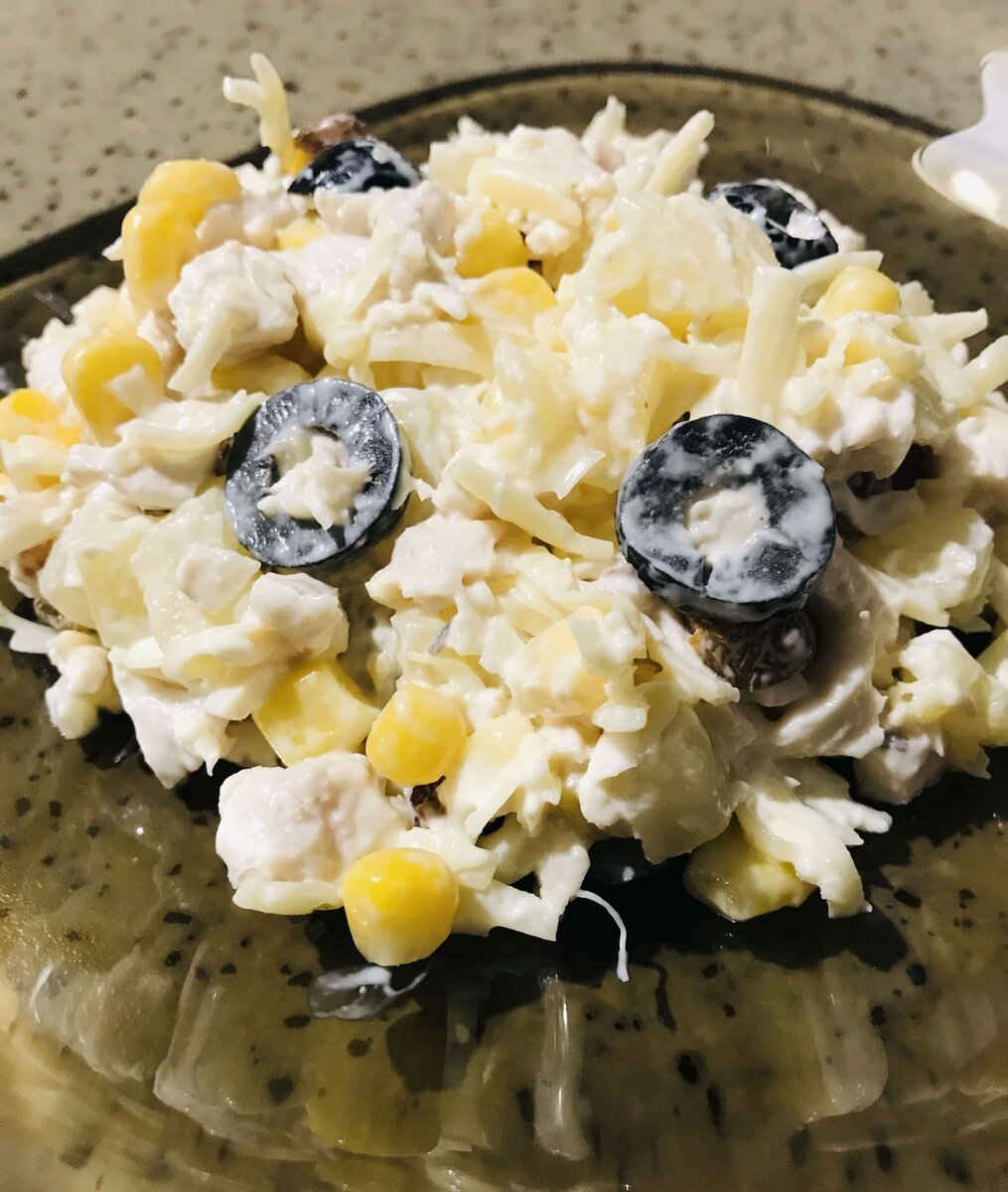 Салат с курицей, маслинами и ананасами