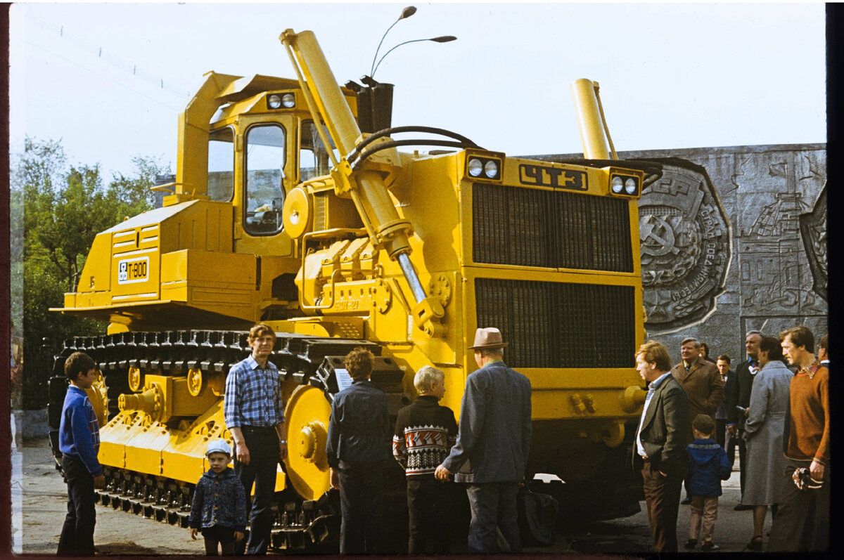 На фоне мегатрактора фотографировались 