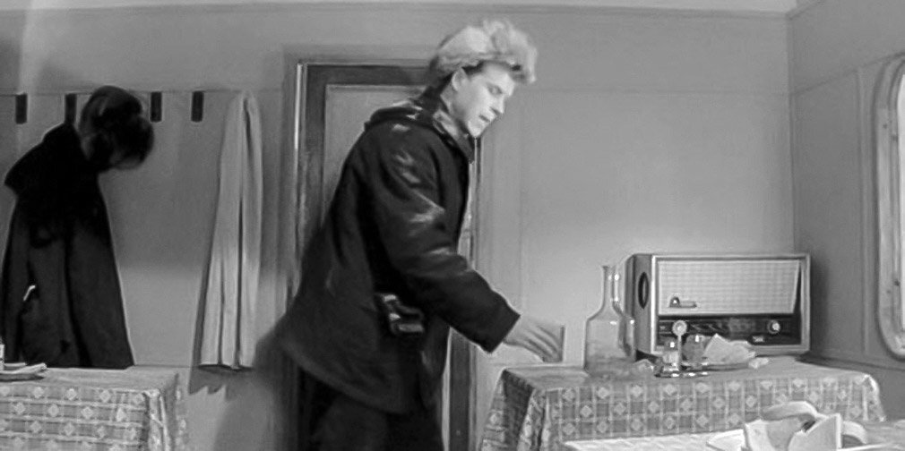 Незаметная роль в фильме "Девчата". Рабочий с сильной жаждой.