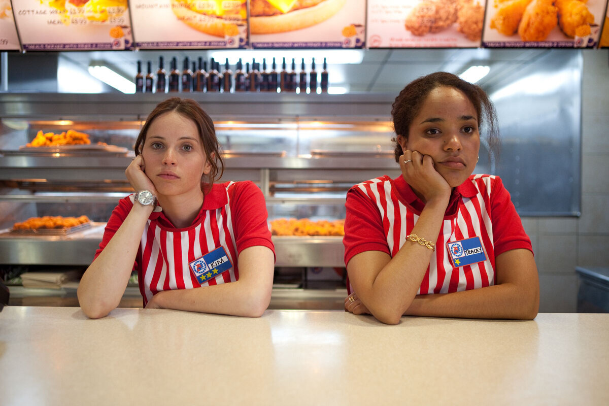 Главная героиня - Ким (Фелиссити Джонс) - слева.