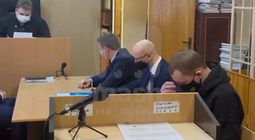 Юрий Хованский крестится во время оглашения решения суда. 30.12.2021. Кадр из репортажа Mash на Мойке» https://t.me/mashmoyka/