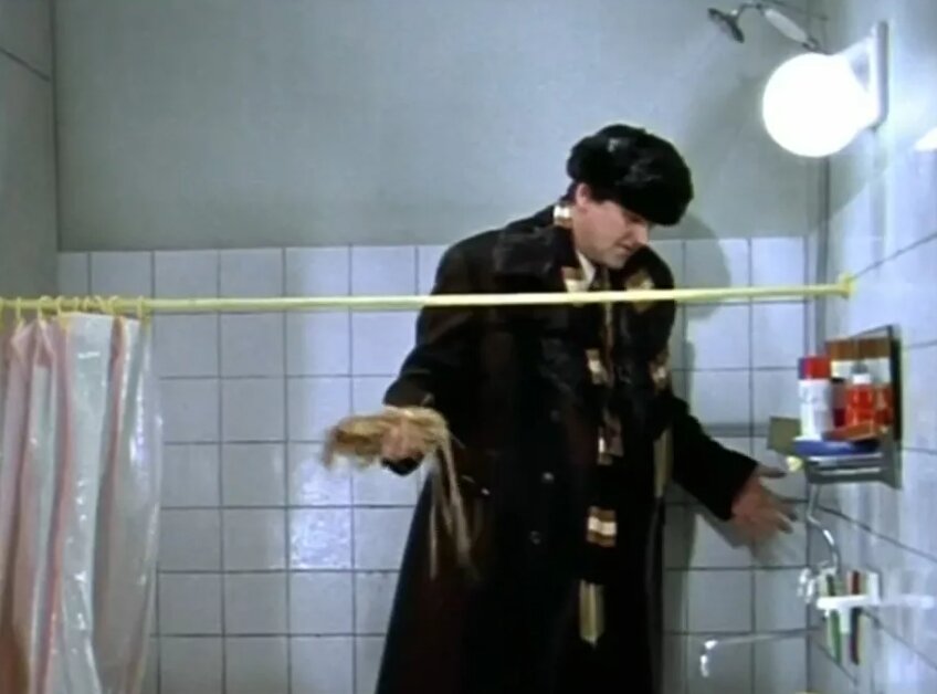 Люди же обычно так душ принимают... 