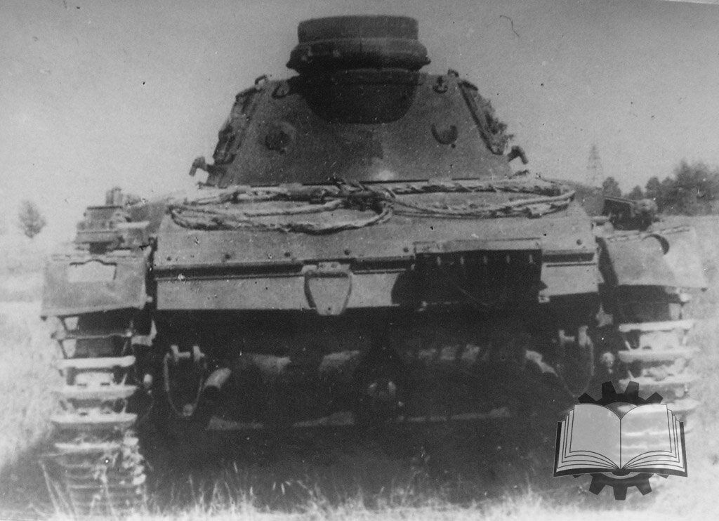 Новый кормовой лючок, прикрывающий механизм заводки инерционного стартера - явный признак Ausf.G. Вместе с люком ввели и плиту толщиной 30 мм.