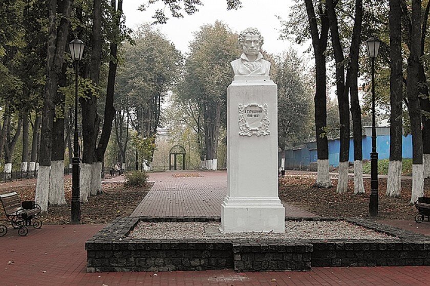Таким памятником А.С.Пушкину располагает мой город Калуга в сквере  им.Пушкина.