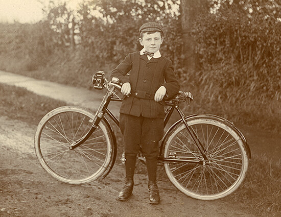 Историческая фотография 1900-х гг. из коллекции Веломузея Андрея Мятиева, запечатлевшая мальчишку на велосипеде Rover. 