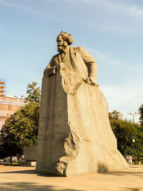 Памятник полководцу скульптора льва кербеля в москве. Кербель памятник Карлу Марксу. Памятник Карлу Марксу в Краснодаре. Лев Кербель скульптор.