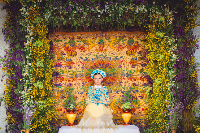 В испанском городке Кольменар-Вьехо девочка принимает участие в фестивале Ла-Майя, символизирующем наступление весны. 