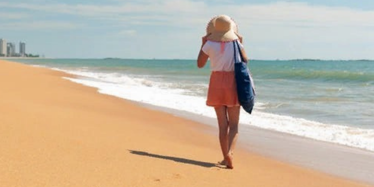 Фото с фотостока. Девушка на берегу моря