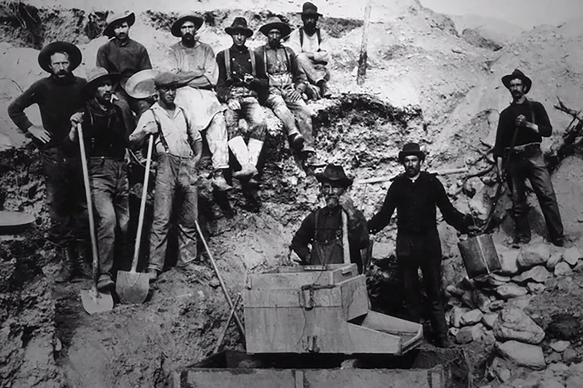 Изначально эти штаны считались исключительно рабочей одеждой. Первыми их полюбили золотоискатели. Кстати, долгое время на этих штанах не было петель для ремня, потому что мужчины в то время предпочитали носить брюки на подтяжках