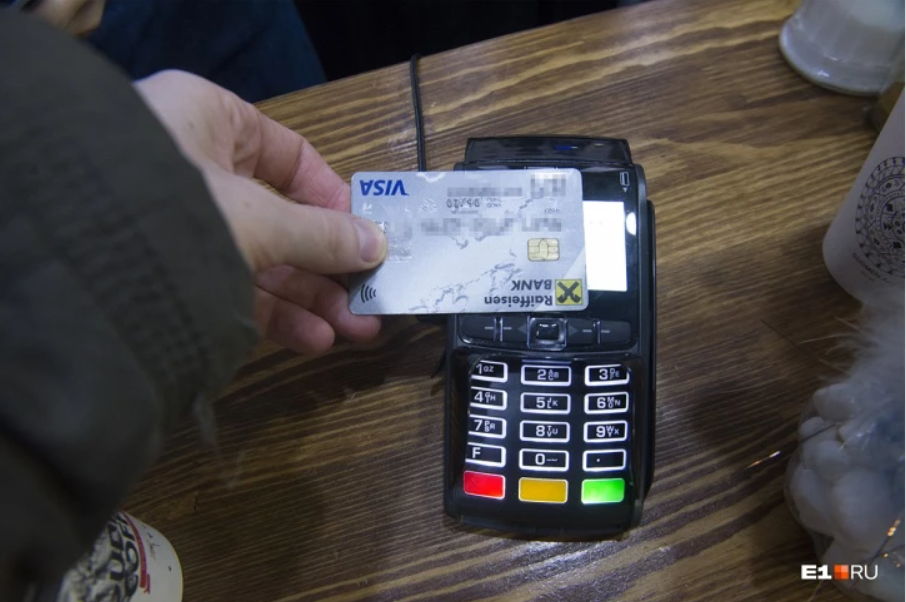 Россиянам рекомендуют брать за границу наличные и карту «Мир». Фото: Артем Устюжанин / E1.RU