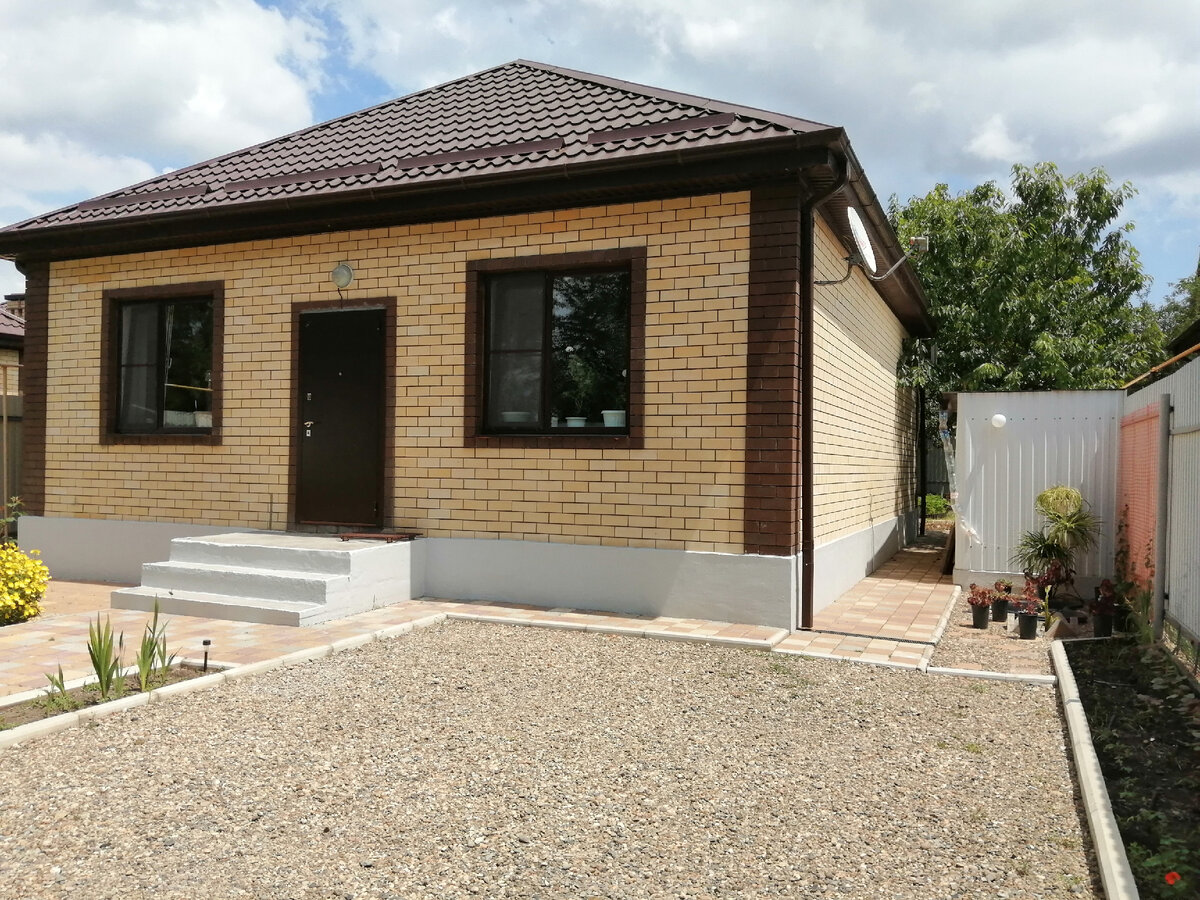 Наш кубанский домик, начало лета 2020 год, этот вид не изменился. Справа по пути на задний двор сделан небольшой подсобный сарай для хранения. Перед ним прудик. Собственное фото.