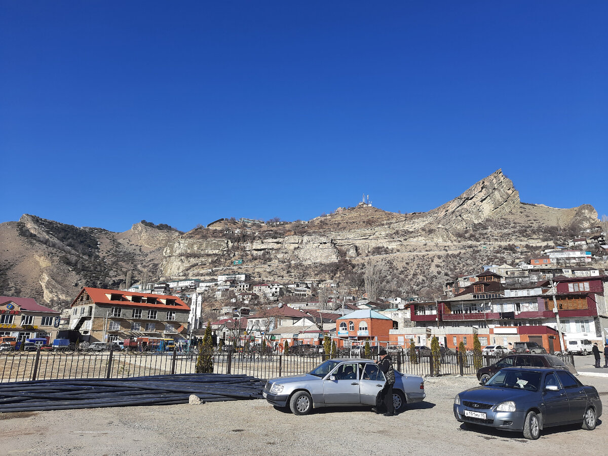 Площадь им. Имама Шамиля в Гунибе (центр посёлка).