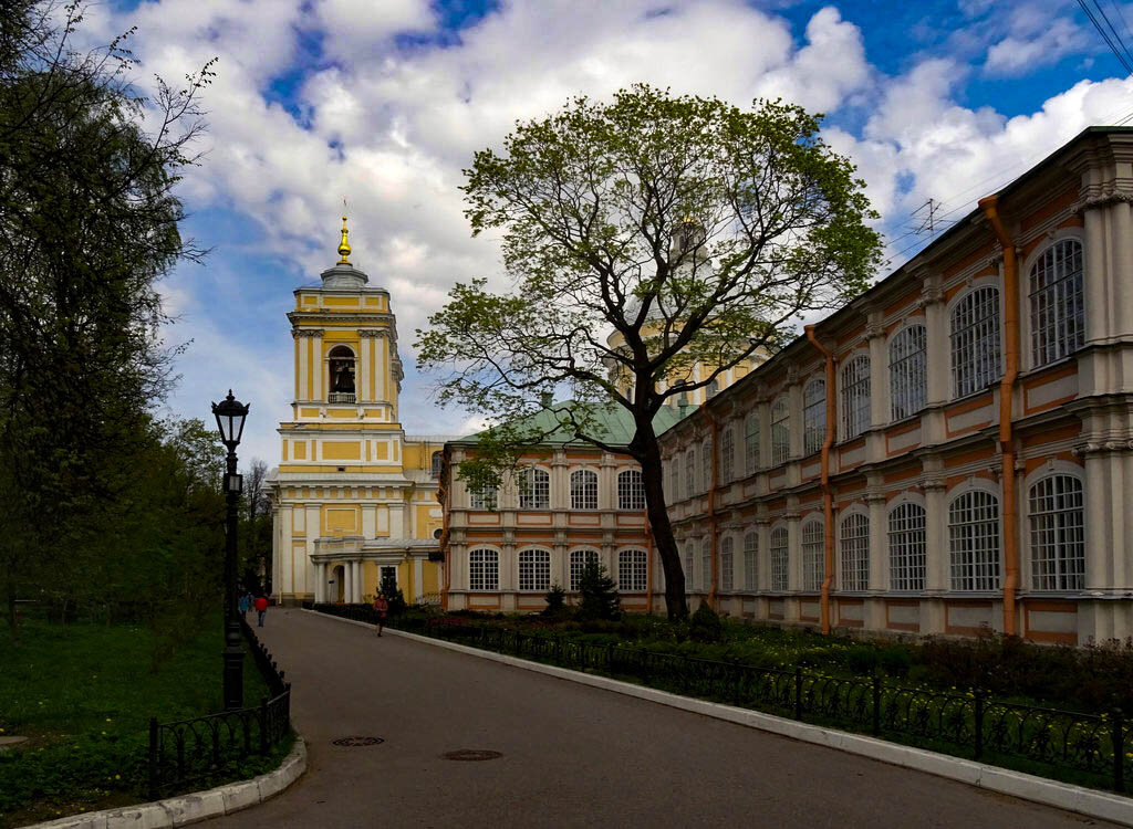 Петербург святые фото. Федоровская Церковь Александро-Невской Лавры. Александро Невская Лавра Духовской корпус. Александро-Невская Лавра, набережная реки Монастырки, 1. Духовской корпус Александро-Невской Лавры Александро-Невская Лавра.