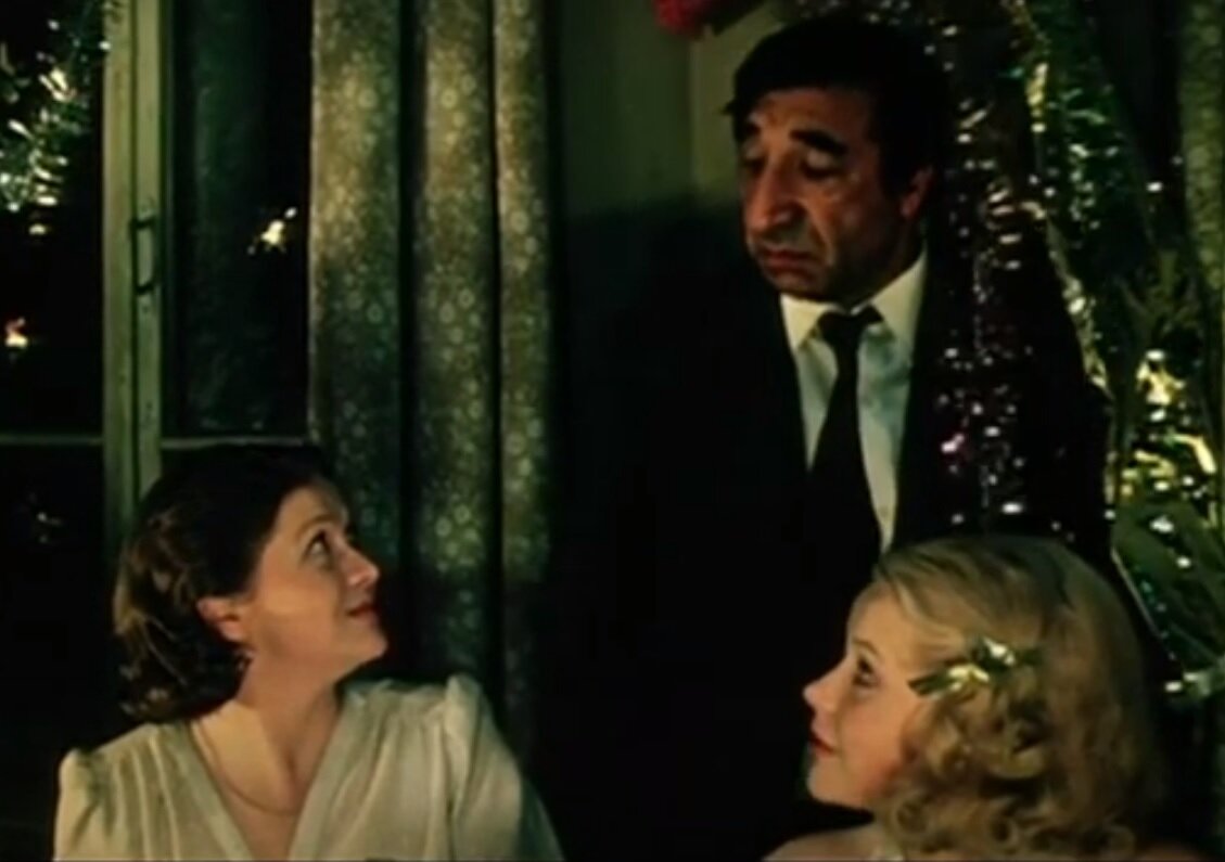 Кадр из фильма "Одиноким предоставляется общежитие"