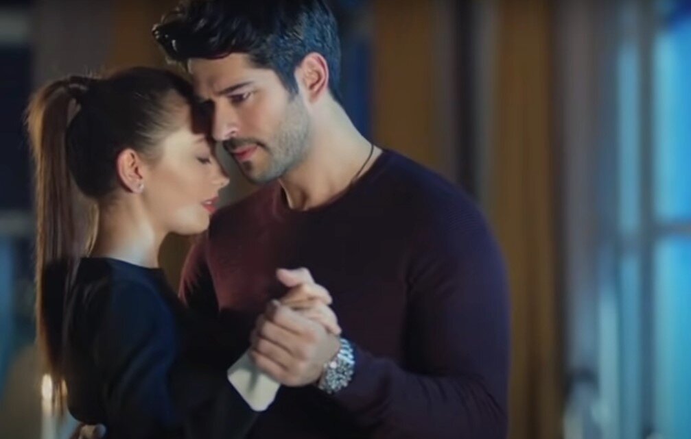 Нихан и Кемаль танцуют под песню "Черная любовь", кадр из сериала "Черная любовь"