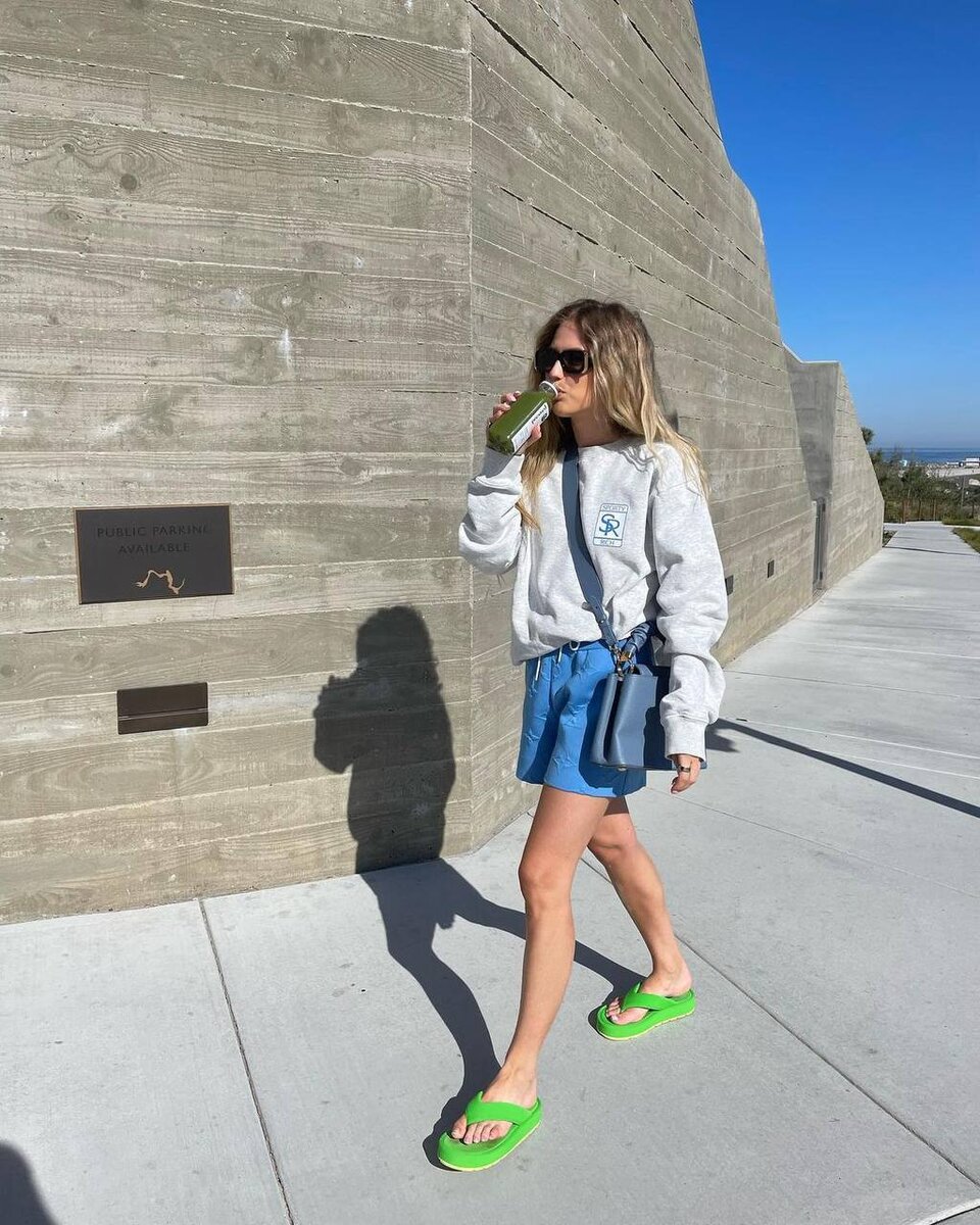 Простой и комфортный вариант того, с чем носить шлепанцы летом.