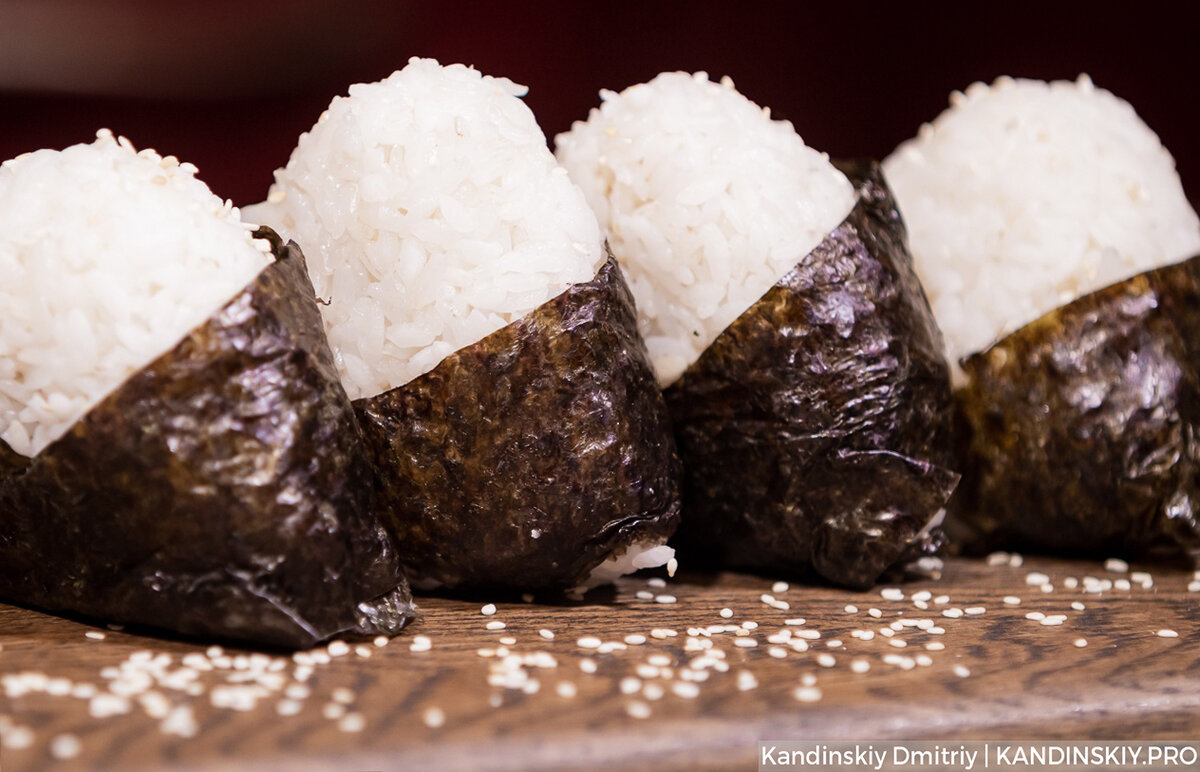 Как сварить рис для онигири. Онигири омусуби. Рисовые онигири. Рисовые шарики с нори. Онигири.