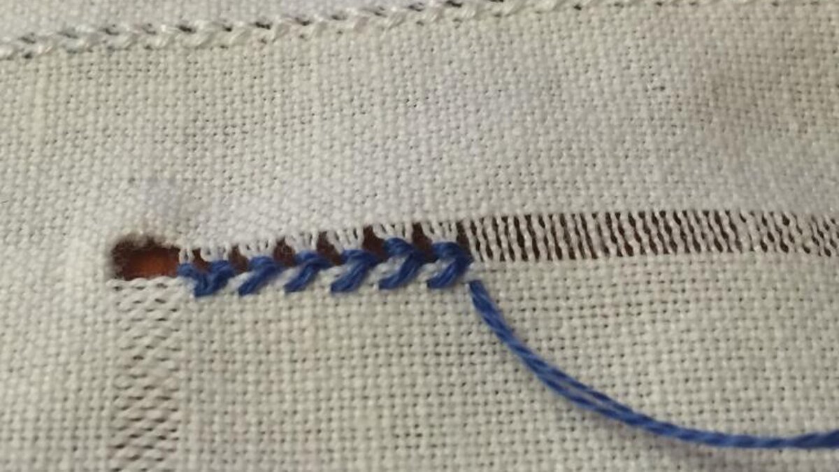 Обработка края салфетки вышивкой. Ручные швы обметочный шов. Ручные швы петельный шов. Декоративные швы для вышивки вручную. Мережка вышивка.