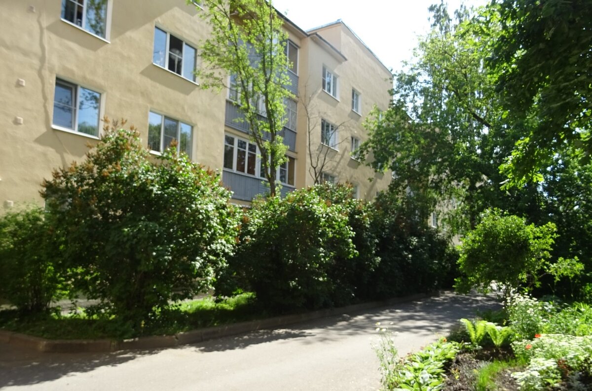 После того как ведомственные дома пополнили жилищный фонд МО «Поселок Шушары», был выполнен капитальный ремонт фасадов и кровли