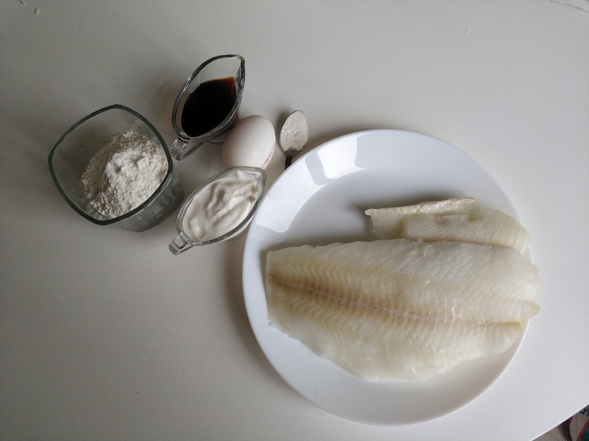 Ингредиенты: филе трески 400 гр, яйцо 1 шт, соевый соус 30 мл, сметана 40 гр, мука 100 гр, разрыхлитель 5 гр