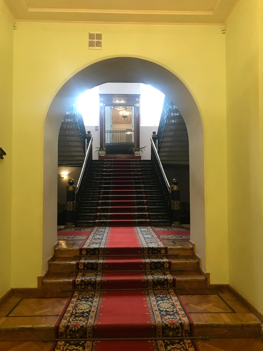 Парадная, кованная лестница