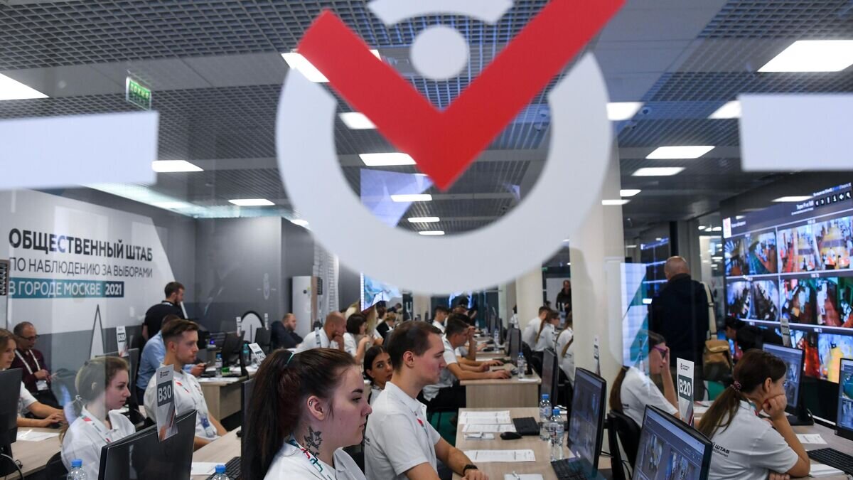    Операторы видеоцентра в общественном штабе по наблюдению за выборами в Москве© РИА Новости / Кирилл Каллиников