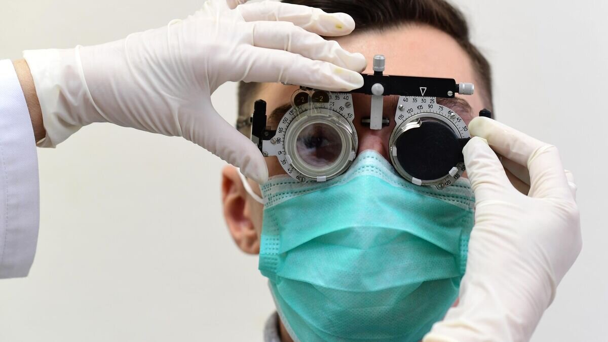    Юноша во время прохождения медицинской комиссии на призывном пункте Перовского военного комиссариата в Москве.© РИА Новости / Алексей Майшев