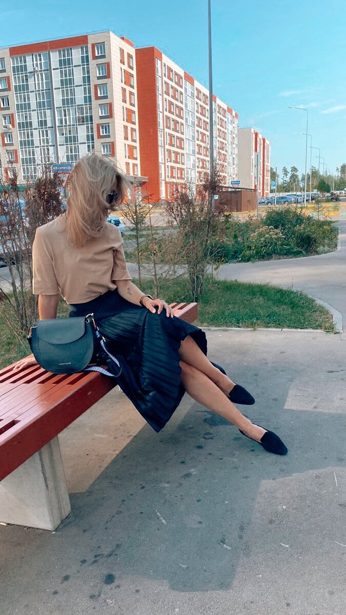 Летом волосы всегда становятся суше. Особенно это заметно после купания в бассейне, море, озере. В этот раз Юля состригла мне около трех сантиметров кончиков, потому что они действительно сильно высохли за жаркие летние месяцы.