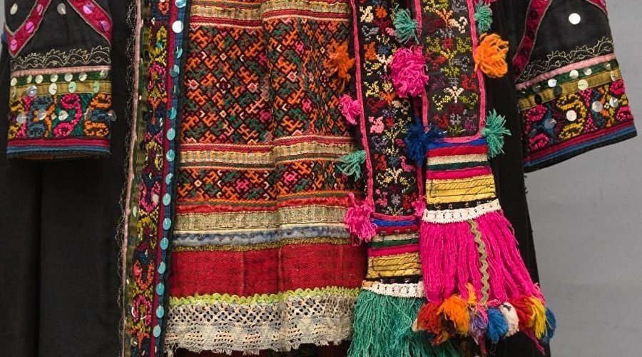 Выставка костюмов уральских народов // Фото с сайта Свердловского областного краеведческого музея 