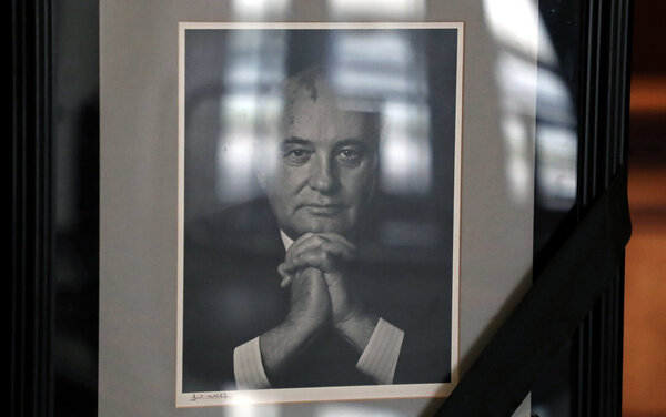 Портрет Михаила Горбачёва на церемонии прощания. Обложка © ТАСС / EPA / MAXIM SHIPENKOV